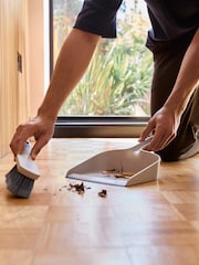 مجرفة وفرشاة تُعلَّق على الحائط تشكيلة Cleantech من Joseph Joseph - صورة 3 من 5