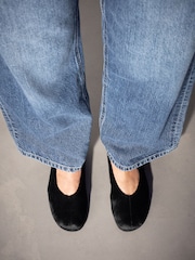 Czarny - Forever Comfort® Swung Toe Ballet Flats - Obraz 3 z 9