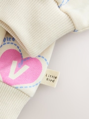 Rainbow Love Print - حزمة من 2 قطعة تتألف من سترة وبنطلونات رياضية من Little Bird - صورة 12 من 13
