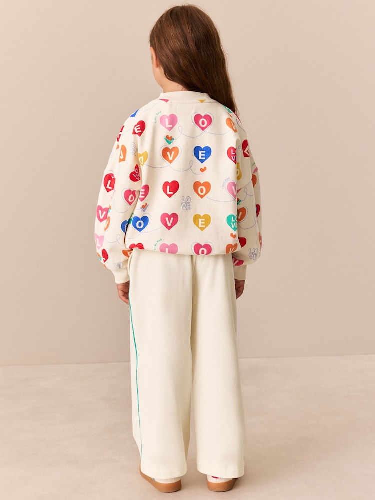 Rainbow Love Print - حزمة من 2 قطعة تتألف من سترة وبنطلونات رياضية من Little Bird - صورة 2 من 13 Rainbow Love Print - حزمة من 2 قطعة تتألف من سترة وبنطلونات رياضية من Little Bird - صورة 2 من 13
