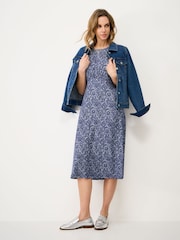 أزرق - فستان Jenna من قماش جيرسي بأكمام متطايرة من Crew Clothing - Image 3 of 5