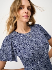 أزرق - فستان Jenna من قماش جيرسي بأكمام متطايرة من Crew Clothing - Image 4 of 5