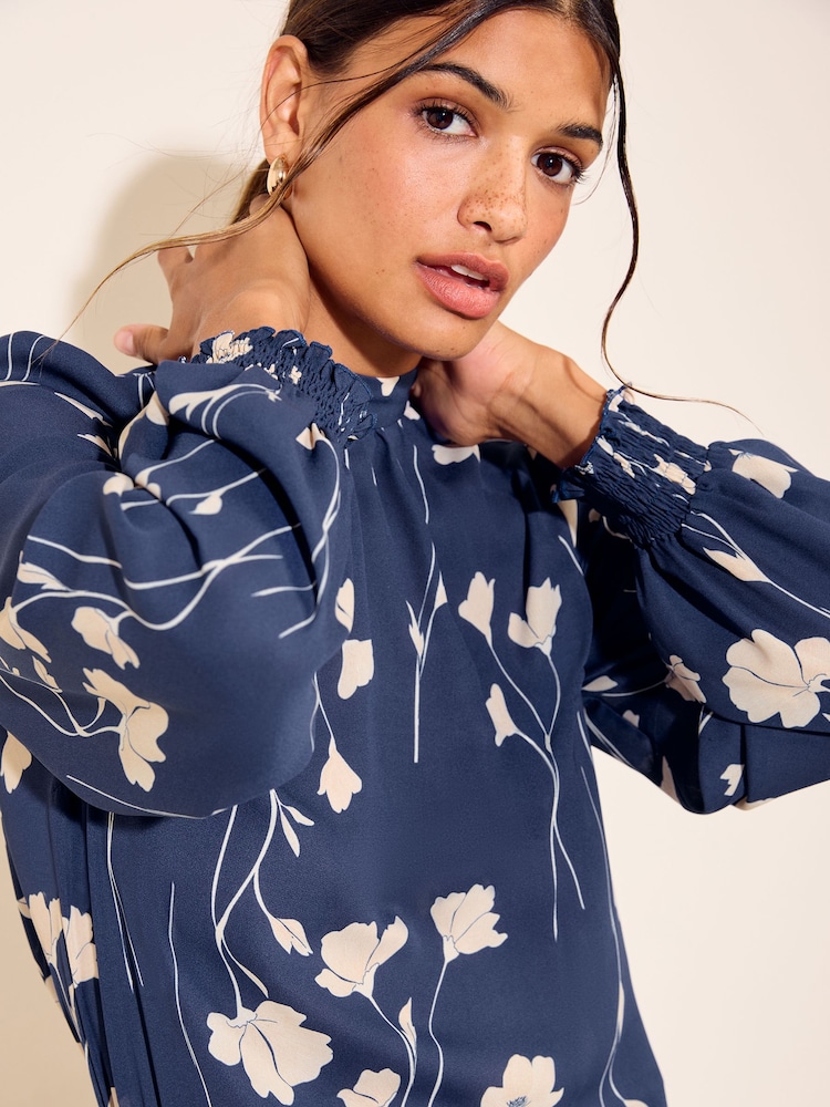 Navy Stem Print - Friends Like These High Neck Shirred Cuff Blouse - Larawan 2 ng 5