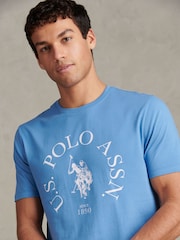 חולצת טי U.S. Polo Assn עם הדפס עיגול, דגם Minimal - תמונה 2 מתוך 8