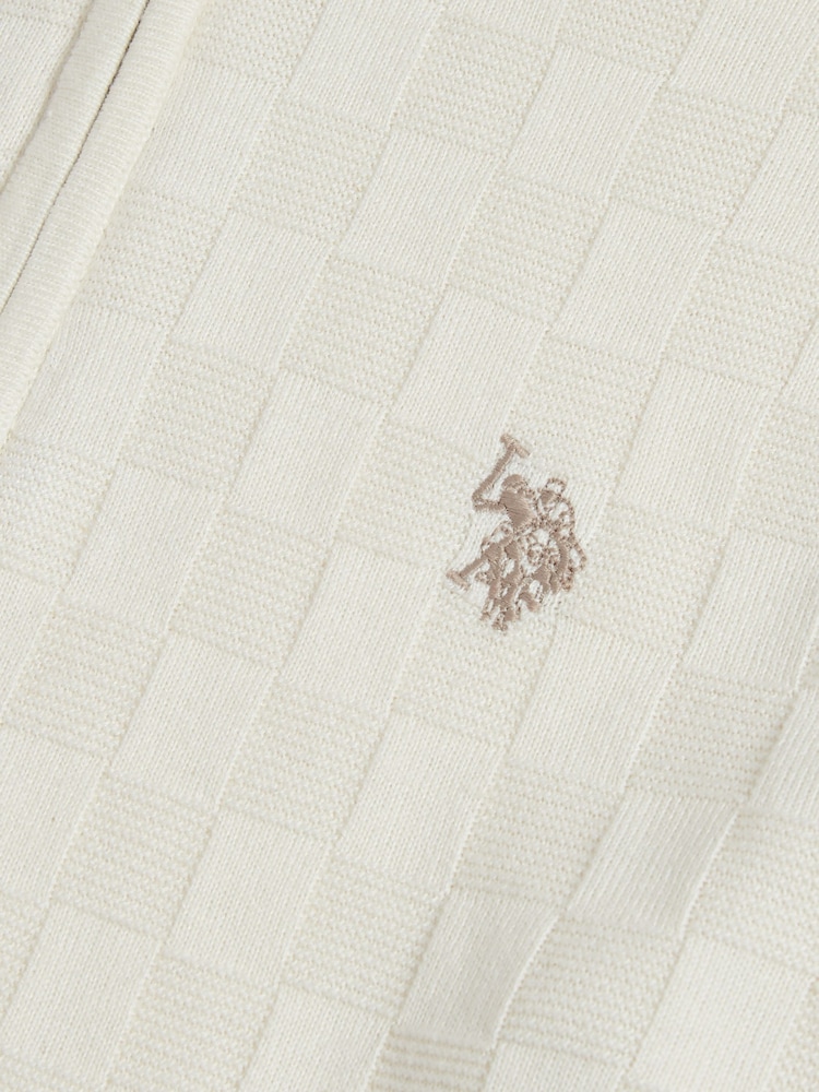 من U.S. Polo Assn. كنزة محبوكة بنقشة مربعات كبيرة بياقة قمعية ربع سحَّاب - Image 4 of 4 من U.S. Polo Assn. كنزة محبوكة بنقشة مربعات كبيرة بياقة قمعية ربع سحَّاب - Image 4 of 4