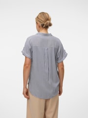 أزرق - قميص بكُم قصير بياقة مفتوحة ومزود بأزرار كاملة من VERO MODA - Image 2 of 5