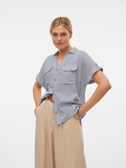 أزرق - قميص بكُم قصير بياقة مفتوحة ومزود بأزرار كاملة من VERO MODA - Image 3 of 5