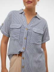 أزرق - قميص بكُم قصير بياقة مفتوحة ومزود بأزرار كاملة من VERO MODA - Image 4 of 5