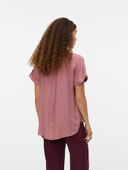 وردي - قميص بكُم قصير بياقة مفتوحة ومزود بأزرار كاملة من VERO MODA - Image 2 of 5