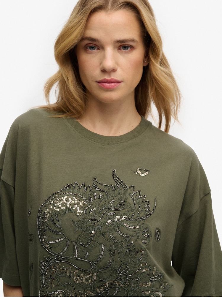 أخضر - تيشرت مطرز تاتو تلبيس واسع من Superdry - صورة 1 من 7