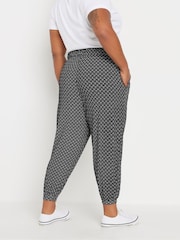 Yours Curve Abstrakte Cropped Harems-Jogginghosen - Bild 2 von 5