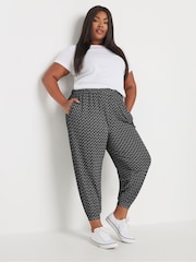 Yours Curve Abstrakte Cropped Harems-Jogginghosen - Bild 3 von 5