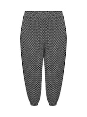 Yours Curve Abstrakte Cropped Harems-Jogginghosen - Bild 5 von 5