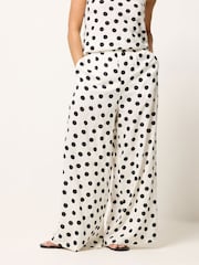 PixieGirl Petite מכנסיים בגזרה רחבה בדוגמת נקודות - תמונה 2 מתוך 6