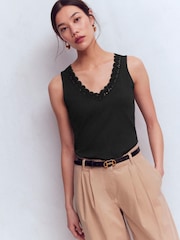 Boden גופייה במרקם רך למגע בעיטור תחרה, דגם Flora - תמונה 1 מתוך 5