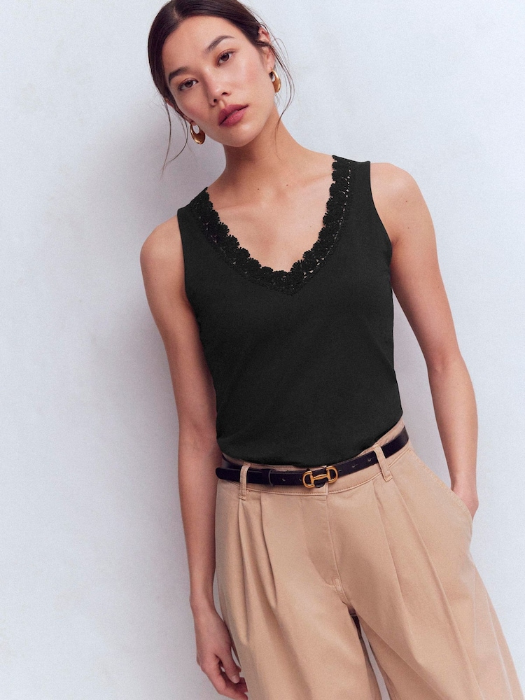 Boden גופייה במרקם רך למגע בעיטור תחרה, דגם Flora - תמונה 1 מתוך 5