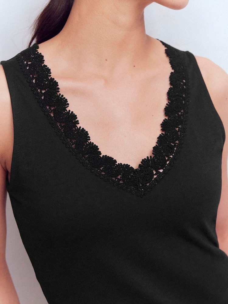 Boden גופייה במרקם רך למגע בעיטור תחרה, דגם Flora - תמונה 2 מתוך 5