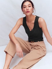 Boden גופייה במרקם רך למגע בעיטור תחרה, דגם Flora - תמונה 4 מתוך 5