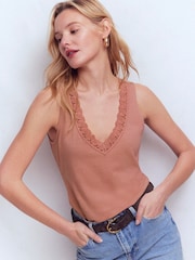 Boden Flora Lace Trim Supersoft Vest - Slika 1 od 5