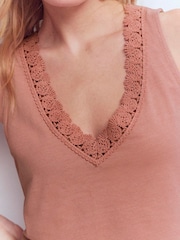 Boden Flora Lace Trim Supersoft Vest - Slika 2 od 5