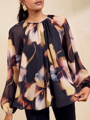 Czarny z motywem kwiatowym - Friends Like These Long Sleeve Chiffon Floaty Blouse - Obraz 3 z 6