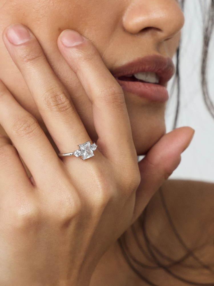 Sterling Silver Rectangular Cubic Zirconia Ring - Image 2 of 3