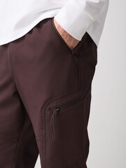 Bordowy - Dopasowane spodnie bojówki Dry Tech w stylu utility ze stretchem - Obraz 4 z 5