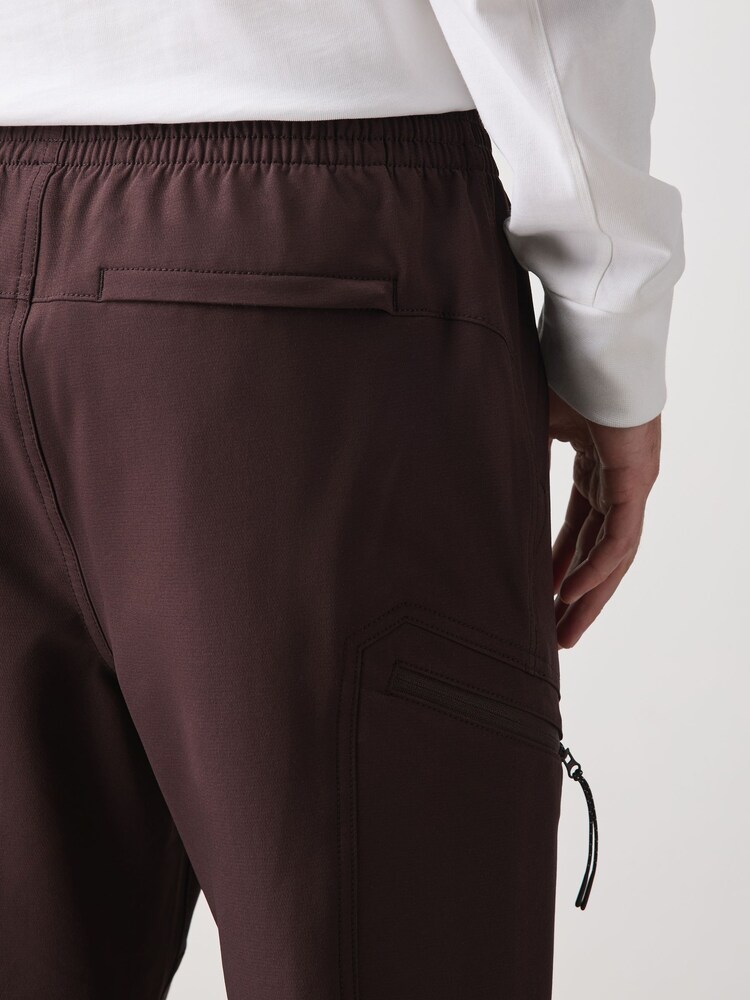 Bordowy - Dopasowane spodnie bojówki Dry Tech w stylu utility ze stretchem - Obraz 5 z 5