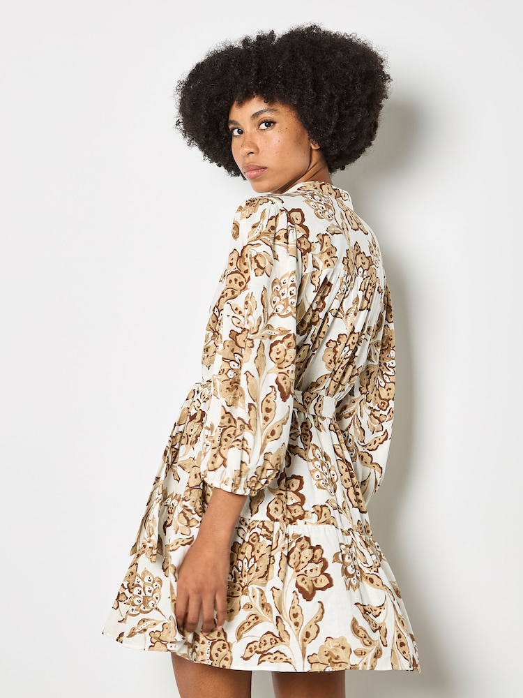 Apricot שמלת מיני פרחונית במראה ציורי, דגם Sarasa - תמונה 2 מתוך 4 Apricot שמלת מיני פרחונית במראה ציורי, דגם Sarasa - תמונה 2 מתוך 4