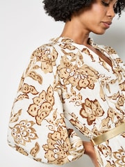 Apricot שמלת מיני פרחונית במראה ציורי, דגם Sarasa - תמונה 3 מתוך 4