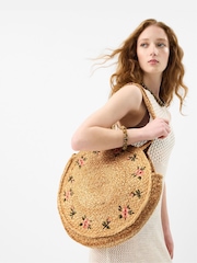 حقيبة شاطئ دائرية مطرزة بنقشة زهور من Accessorize - Image 3 of 3