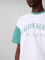 Calvin Klein T-Shirt mit lässigem College-Logo - Bild 4 von 5