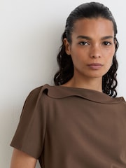 Marrone Moka - Reiss - Hilary - Vestito midi con scollo a barchetta e ruches - Immagine 3 di 6