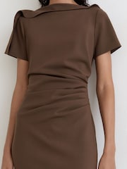Marrone Moka - Reiss - Hilary - Vestito midi con scollo a barchetta e ruches - Immagine 5 di 6