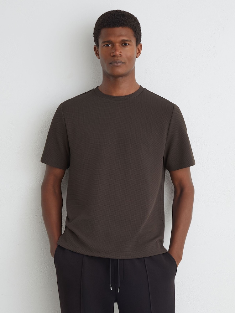 Smeđa - Reiss Cole Textured Modern-Fit Crew-Neck T-Shirt - Slika 1 od 6 Smeđa - Reiss Cole Textured Modern-Fit Crew-Neck T-Shirt - Slika 1 od 6