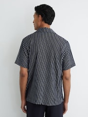 Темно-синий/белый - Фактурная рубашка в полоску с воротником Reiss Griff - Изображение 5 6