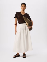 بني - Whistles Linen V-Neck T-Shirt - صورة 4 من 5