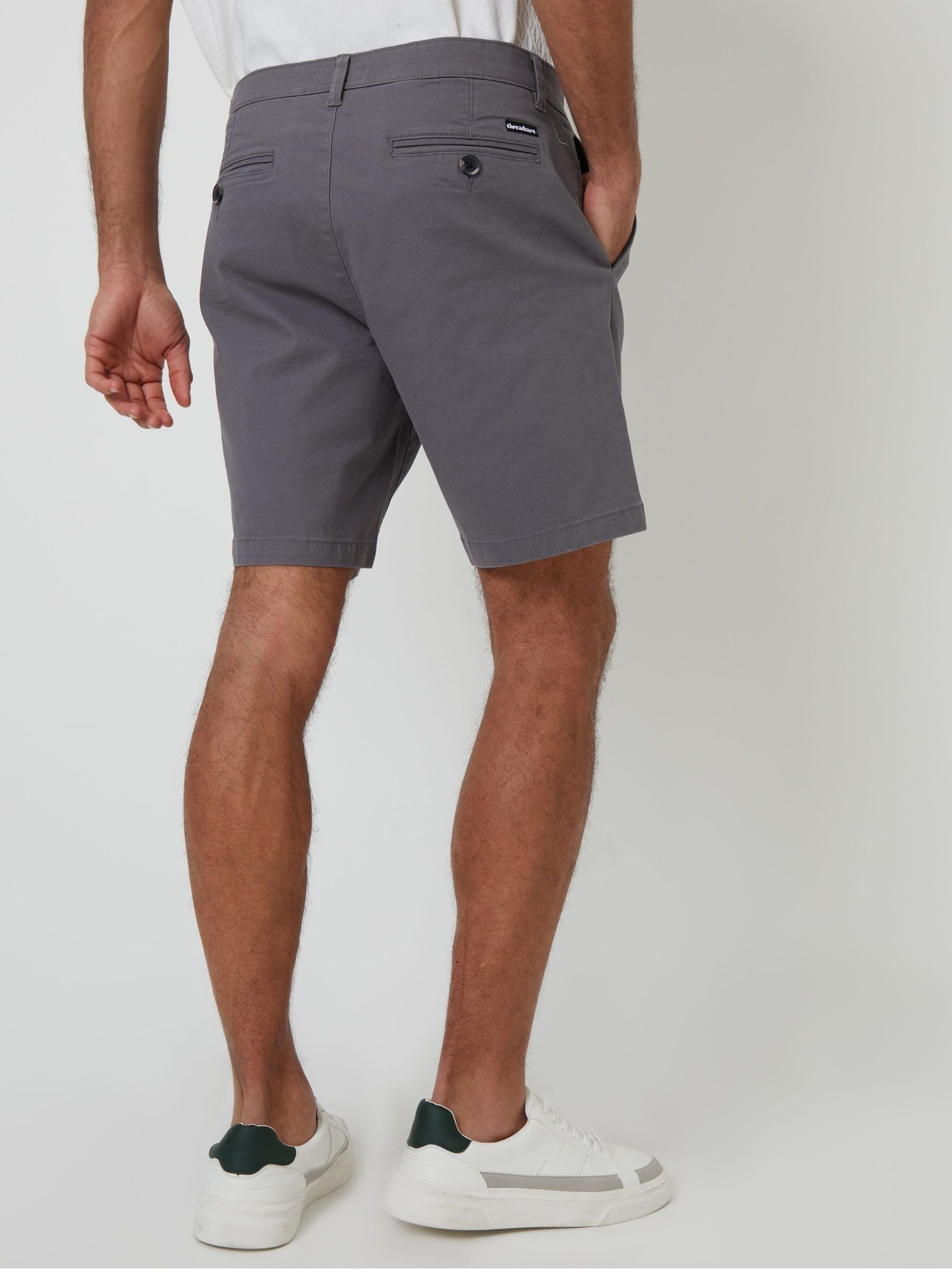 Next：日本 グレー - Threadbare ストレッチチノショートパンツ from