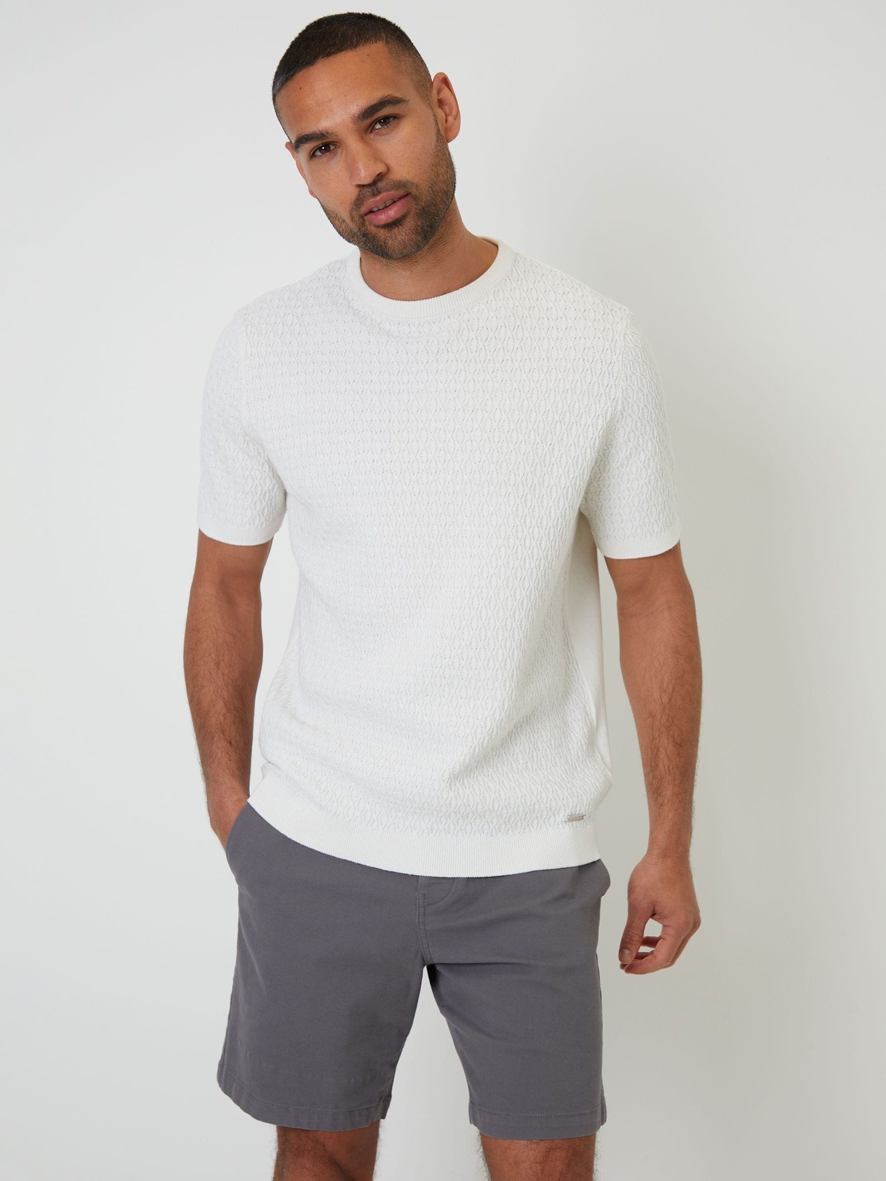 Next：日本 グレー - Threadbare ストレッチチノショートパンツ from