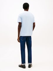 כחול  - Tommy Hilfiger חולצת טי עם צווארון עגול ורקמת דגל - תמונה 3 מתוך 6