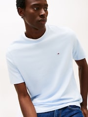 כחול  - Tommy Hilfiger חולצת טי עם צווארון עגול ורקמת דגל - תמונה 5 מתוך 6