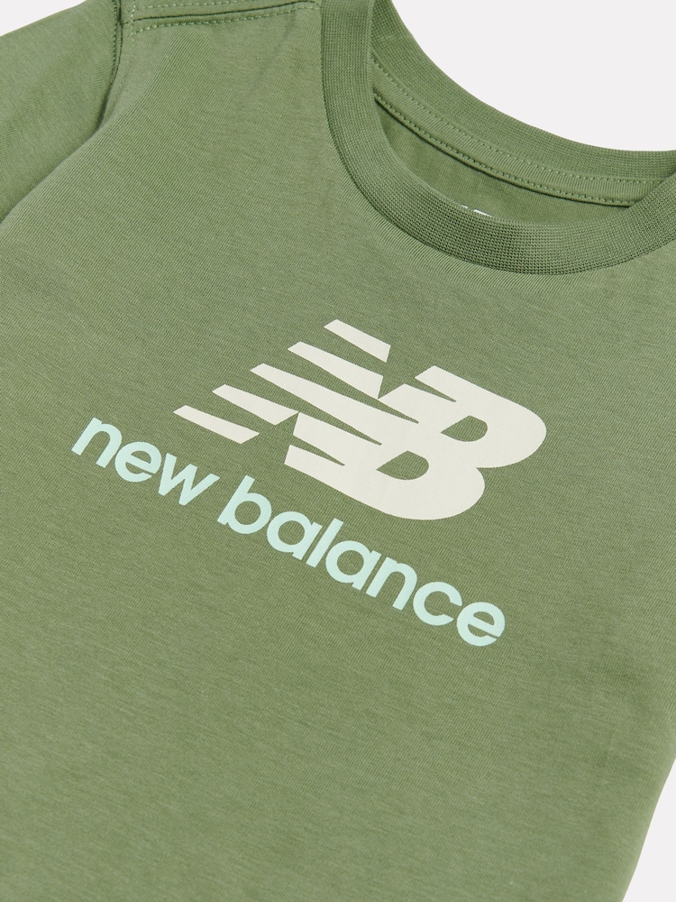 Πράσινο - Κοντομάνικο μπλουζάκι New Balance με λογότυπο Stacked - Εικόνα 8 από 8