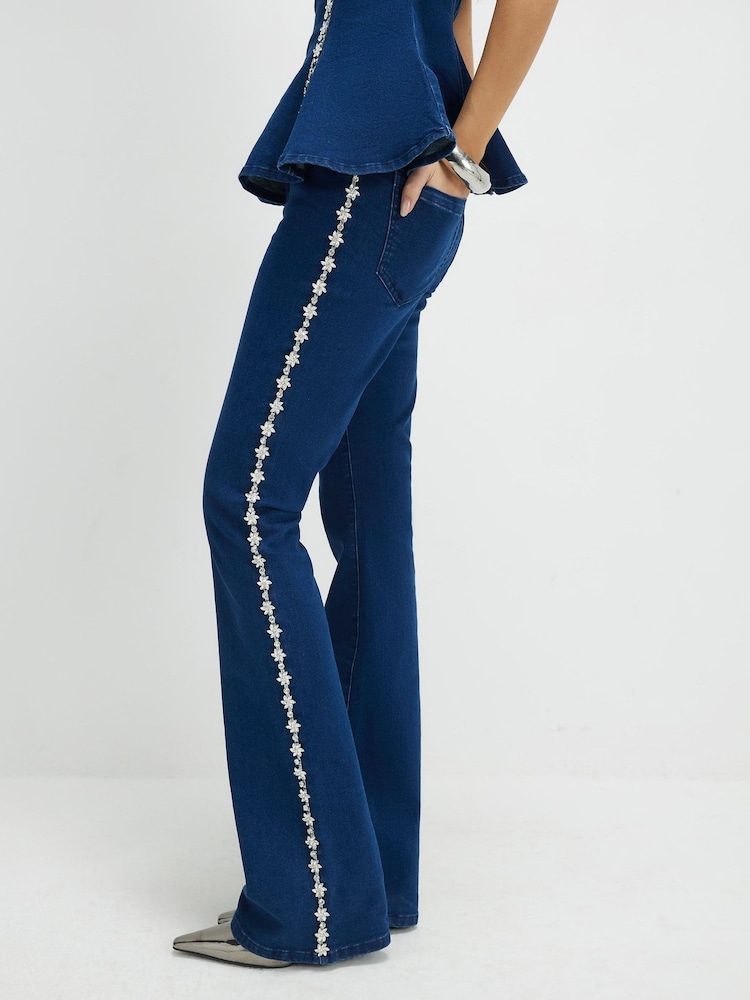 جينز واسع عند الكاحل مطرَّز بخصر مرتفع من River Island - صورة 1 من 4