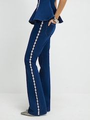 جينز واسع عند الكاحل مطرَّز بخصر مرتفع من River Island - صورة 2 من 4