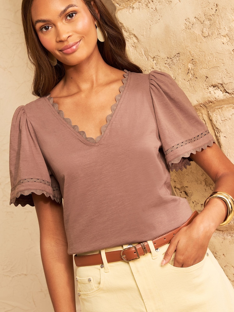 Marrón claro - Camiseta de cuello en V festoneado Love & Roses - Imagen 4 de 4