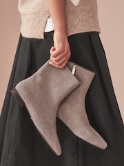 رمادي مدبب - بوت بارتفاع حتى الكاحل بمقدمة مربعة من B by Ted Baker - صورة 3 من 9