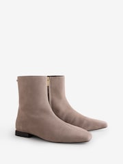 رمادي مدبب - بوت بارتفاع حتى الكاحل بمقدمة مربعة من B by Ted Baker - صورة 6 من 9