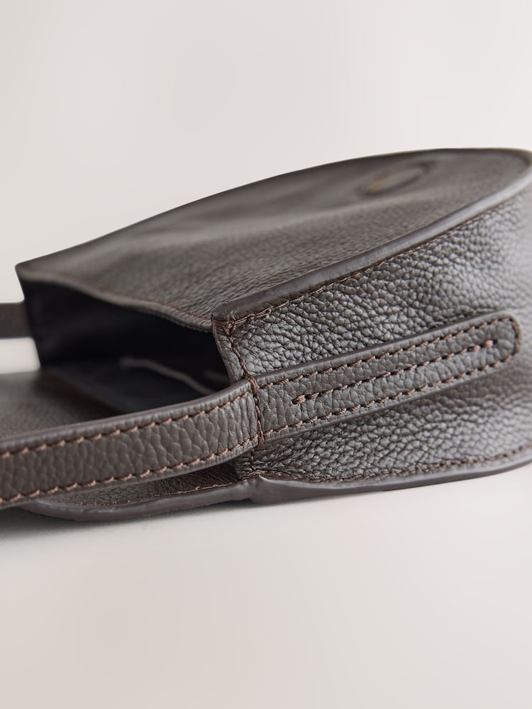 Chocolate Brown - Leather Saddle Cross-Body Bag - Larawan 9 ng 9 Chocolate Brown - Leather Saddle Cross-Body Bag - Larawan 9 ng 9