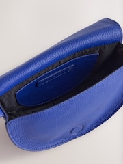 Asul - Leather Saddle Cross-Body Bag - Larawan 9 ng 10