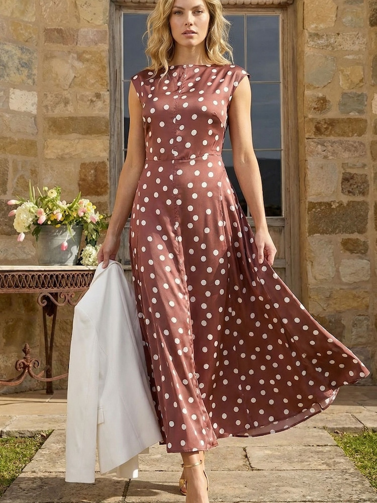 Brun - Midikjole med høy hals og romersk prikktrykk - Bilde 1 av 5 Brun - Midikjole med høy hals og romersk prikktrykk - Bilde 1 av 5